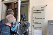 Ein Kameramann filmt vor dem Bezirksgericht Frauenfeld. (Archivbild: Donato Caspari)