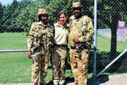 Ankunft der kenianischen Ranger im Zoo: Faith Mutunga, Zoodirektorin Karin Federer und Daniel Lelimo. (Bild: SRF)