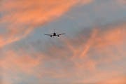 Ab den 2030ern sollen im Nahverkehr erste Passagierflugzeuge mit hybriden Antrieben unterwegs sein. Bild: Plainpicture