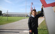 Ruedi Wolfender, Abteilungsleiter Gesellschaft, am gereinigten und neu lackierten «Herrscher». (Bild: PD/Stadt Kreuzlingen)