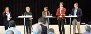 Junge Politikerinnen und Politiker im Gespräch mit der älteren Generation (von links): Franziska Ryser, Andrea Scheck, Annik Hasler, Noah Menzi und Mike Egger.Bild: Christoph Heer