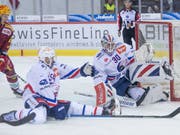 Lukas Flüeler im Tor der ZSC Lions bekommt Unterstützung (Bild: KEYSTONE/MARCEL BIERI)