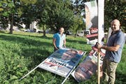 Erich Breitenmoser, Präsident der SVP Widnau (links), und Dani Brenner vor den zerstörten Plakaten. (Bild: Susi Miara)