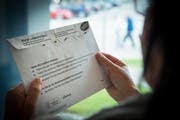 Wahlberechtigte sollen die Unterlagen auf deren Vollständigkeit hin überprüfen. Bild: sgt