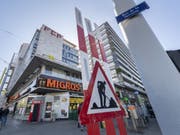 Dieses Gebäude in Genf droht einzustürzen. 75 Menschen müssen ihre Wohnungen verlassen. Migros, Denner, McDonald's und weitere Geschäfte bleiben vorerst geschlossen. (Bild: Keystone/MARTIAL TREZZINI)