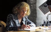 Eveline Hasler (86) beim Signieren in Baar. Bild: Bibliothek Baar