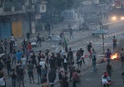 Die Demonstranten in Bagdad blockieren Strassen und setzten Reifen in Brand. Die Sicherheitskräfte reagieren mit Tränengas, Wasserwerfern und scharfer Munition. . (Bild: AP Photo/Hadi Mizban)