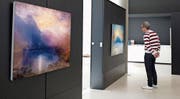 Sie wirken wie meisterliche Landschaftsmalerei des späten 18. und frühen 19. Jahrhunderts: die komplexen Fotoarbeiten des Japaners Hiroyuki Masuyama in der Galerie Reichlin. (Bild: Maria Schmid, Zug, 3. Oktober 2019)