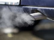 Es brauche eine einheitliche CO2-Abgabe für Treibstoff und Heizöl von 1,70 Franken pro Liter bis 2050, berechneten Forschende. Das Portemonnaie der Fahrerinnen und Fahrer soll dadurch letztlich aber nicht mehr belastet werden. (Bild: KEYSTONE/GAETAN BALLY)