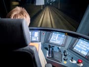 SBB und BLS locken Lokführer mit Sonderprämien in den Führerstand, um dem Personalengpass beizukommen. (Bild: Christian Merz / Keystone