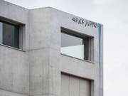 Die Richtzinsen für zehnjährige Festhypotheken fallen erstmals unter 1 Prozent. (Bild: KEYSTONE/CHRISTIAN BEUTLER)