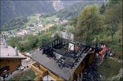 Ein ausgebranntes Chalet im Walliser Dorf Salvan, wo eines der Sonnentempler-Massaker stattfand. Bild: Getty Images