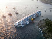 2012 verunglückte das Kreuzfahrtschiff Costa Concordia. Es ist Anlass für Patrick Salms Krimi «Das Geheimnis der Kosta Konkordia». Bild: Getty Images (Giglio, 14. Januar 2012)