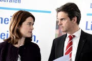 Petra Gössi und Beat Walti sind unter anderem auf den Wahlplakaten des Egerkinger Komitees zu sehen. (Archiv, keystone)