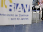 Die Nachfrage am Arbeitsmarkt bleibt hoch. (Bild: KEYSTONE/GAETAN BALLY)