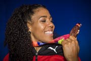Mujinga Kambundji und ihre Bronzemedaille - Liebe auf den ersten Blick. (Bild: Jean-Christophe Bott/Keystone, Doha, 3.10.2019)