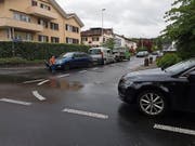 Ein Kindergärtler quert die Schutzengelstrasse, um zum Schulhaus Sennweid zu gelangen. (Bild: PD)