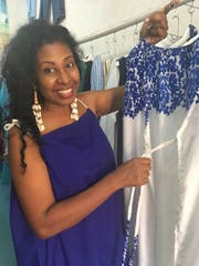 Amina Pira, Modeschöpferin der Boutique Tuntifady, zeigt ihre Kreationen. Bild: Andrea Tapper