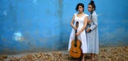 Die iranischen Musikerinnen Golfam Khayam und Mona Matbou Riahi sind das Naqsh Duo. (Bild: PD)