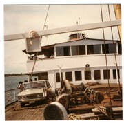 Es half nur noch Bestechung: Der Fiat auf der Fähre nach Sri Lanka. (Bild: Privatarchiv Beatrix Smit).