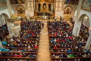 Die Kirche verliert an Bedeutung: Die Bänke sind nicht immer so gut besetzt wie im Gottesdienst anlässlich des Internationalen Bodensee-Friedensweges. (Bild: Reto Martin)