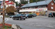 Die Verkehrssituation beim Dorfplatz in Wildhaus soll sich ändern. (Bild: Sabine Camedda)