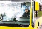 Autor und Darsteller Tobias Fend spielt in seinem Solostück «Bus» gleich mehrere Rollen. (Bild: PD)