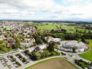Zihlschlacht: im Vordergrund der südliche Dorfrand mit dem Strassenkreisel und der Rehaklinik. (Bild: Donato Casapri)