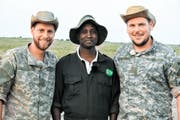 Im Masai Mara Nationalpark: Dominic Kast, Chef Mathew Mutinda, Simon Seiler. (Bild: SRF)