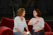 Karen Rütimann aus Gams und Elena Colaianni aus Sax spielen im Fabriggli Schwestern. (Bild: Alexandra Gächter)