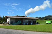 Die Bazenheider Grastrocknungsanlage steht seit dem Jahre 1965 im Bräägg. Vorher befand sie sich mitten im Dorf. Ein Grossbrand hat das damalige Betriebsgebäude vollständig zerstört. (Bild: Beat Lanzendorfer)