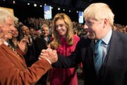Boris Johnson mit seiner heutigen Freundin Carrie Symonds und seinem Vater Stanley (l.) am Tory-Parteitag in Manchester. (Bild: epa)