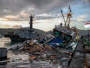 Die Brücke stürzte auf die unter ihr wartenden Fischerboote in Nanfangao. (Bild: KEYSTONE/EPA/RITCHIE B. TONGO)