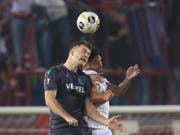 Eray Cömert (rechts) im Luftduell mit Trabzon-Stürmer Alexander Sörloth (Bild: KEYSTONE/EPA/TOLGA BOZOGLU)