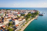 In Stone Town sind manche Gebäude aus Korallenstein erbaut. Bild: zvg