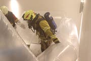 Die Freiwillige Feuerwehr Zug FFZ musste mittels mehreren Lüftern die Untergeschosse des Hauses rauchfrei machen. (Bild: FFZ)