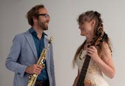 Christian Elin und Friederike Heumann stehen gemeinsam auf der Bühne. (Bild: PD)