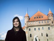 Die Waadtländer Staatsrätin Rebecca Ruiz (SP), hier vor dem Sitz der Kantonsregierung, muss der Staatsanwaltschaft Auskunft geben. (Bild: Keystone/JEAN-CHRISTOPHE BOTT)