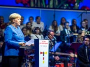 Der Staat ist geeint, die Deutschen sind es noch nicht Bundeskanzlerin Angela Merkel an der Feier zum Tag der deutschen Einheit in Kiel. (Bild: KEYSTONE/EPA/MARTIN ZIEMER)
