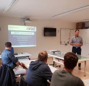 In der Theoriestunde frischten die jungen Wirtschaftsleute ihr Wissen über Rechte und Pflichten im Strassenverkehr auf. (Bild: PD)