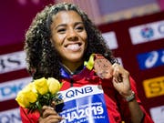 Mujinga Kambundji zeigt strahlend ihre Bronzemedaille (Bild: KEYSTONE/JEAN-CHRISTOPHE BOTT)