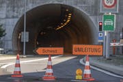 Die Strassensperrung der Axenstrasse in Flüelen (KEYSTONE/Urs Flüeler)