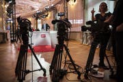 Bald sieht es im Bundeshaus wieder so aus: Am Wahlsonntag vom 20. Oktober werden sich die Kameras auf die vielen neuen und alten Politiker dieses Landes richten. (Bild: Keystone/Alessandro della Valle, Bern, 18. Oktober 2015)