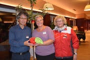 Spende in Form eines symbolischen Apfels: Dorji Tsering, Manuela Hornschuch und Gisela Luterbacher bei Übergabe. (Bild: Christina Weder)