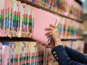 Behörden sollen Personen in Zukunft generell über die AHV-Nummer identifizieren dürfen. Das schlägt der Bundesrat vor. (Bild: KEYSTONE/CHRISTIAN BEUTLER)