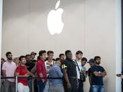 Kunden stehen Schlange vor einem Apple-Geschäft in Dubai bei der Lancierung des neuen iPhone-Modells 11. (Bild: KEYSTONE/EPA/MAHMOUD KHALED)