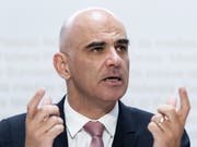 Sozialminister Alain Berset stellt die neuen Überbrückungsleistungen vor, die ältere Arbeitslose künftig erhalten sollen, wenn sie den Anspruch auf Arbeitslosengelder verlieren. (Bild: KEYSTONE/PETER SCHNEIDER)