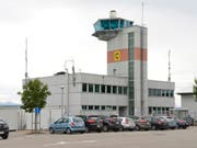 Auf dem Flugplatz Payerne VD ist in der Nacht auf Mittwoch ausnahmsweise ein Spezialflugzeug aus Spanien gelandet. An Bord hatte es ein Organ für eine wichtige Operation in einem Westschweizer Spital. (Bild: KEYSTONE/CHRISTIAN BRUN)