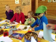 In der Bibliothek Sproochbrugg in Zuckenriet gestalteten Kinder aus Naturmaterialien ein Buch. (Bild: PD)