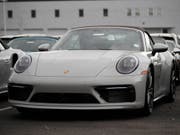 Die steigenden Verkaufszahlen treiben auch den Umsatz bei Porsche nach oben. Zugleich drücken aber die immer noch hohen Kosten und vor allem das Dieselskandal-Bussgeld auf den Gewinn. (Bild: KEYSTONE/AP/DAVID ZALUBOWSKI)